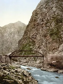 The road, the first bridge, Groussie