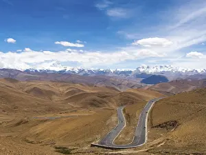 Road to the mountain range of the eight-thousanders