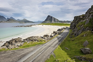 Road, sandy beach, Myrland, Flakstadoya