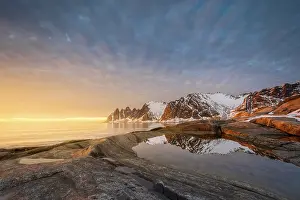 Rocky beach of Tungeneset, rocky peak Devils Teeth