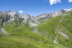 Rocky mountain peaks in Karbachtal with Tredebergspitze