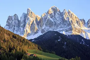 Rocky mountain peaks in the warm light of the setting sun