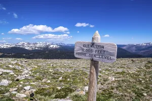 Rocky Mountains National Park view from 4000 m Trail Ridge viewpoint with sign