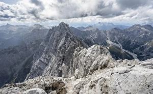 Rocky, narrow mountain ridge with Watzmann Suedspitze