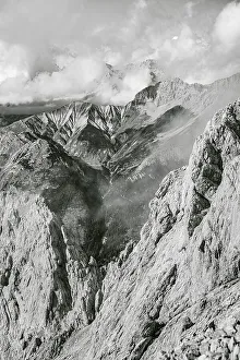 Rocky ridge of Hohe Munde, in the background mountain peaks Hoher Kamm and Kleiner Wanner of the Wetterstein Mountains