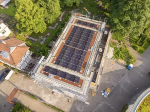 Roof of a construction site with solar cells