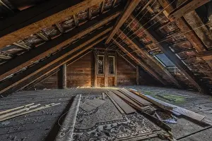 Roof truss of a multi-storey residential building built in 1903 in front of demolition work