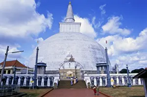 Ruvanvelisaya Dagoba was built by King Dutugemunu (r)