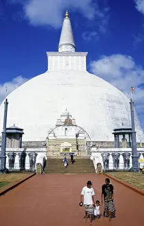 Ruvanvelisaya Dagoba was built by King Dutugemunu (r)