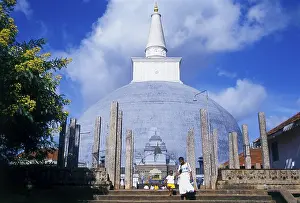 Ruvanvelisaya Dagoba was built by King Dutugemunu (r)
