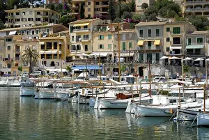 Sailing boats in the harbour, behind them the houses of Puerto Soller