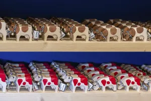 Sales shelf Trauffer toy wooden cows