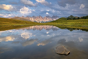 Salfains Lake, behind it the Kalkkoegel