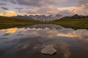 Salfains Lake, behind it the Kalkkoegel