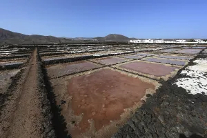 Salt mining at Salina Los Cocoteros