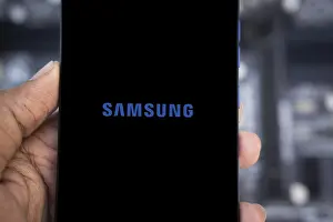 Category Historic EN Prints: SAMSUNG logo, brand on the smartphone screen
