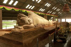 The sandstone reclining Buddha housed at Wat Dharmacakra Semaram is the oldest reclining Buddha in Thailand