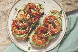 Sandwiches with avocado and caramelized shrimp