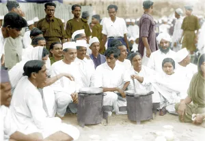 Satyagrahis extracting natural salt on Chowpatty Beach, Mumbai, India, Asia, April 1930, Asia