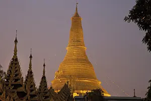 The scaffolded Shwedegon Pagoda