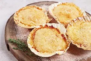 Scallop, baked in shells, with cheese and spices