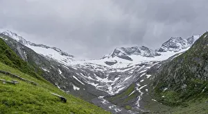 Schlegeisgrund valley, glaciated mountain peaks Hoher Weiszint and Schlegeiskees glacier