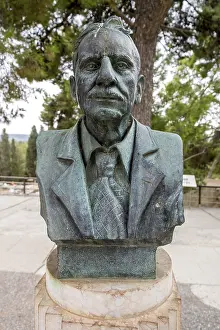 Sculpture by Sir Arthur Evans in front of the Palace of Knossos