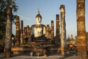 Seated Buddha statue at Wat Mahathat temple