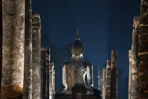 Seated Buddha statue at Wat Mahathat temple