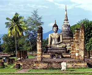 Seated Buddha at Wat Mahathat, temple ruins