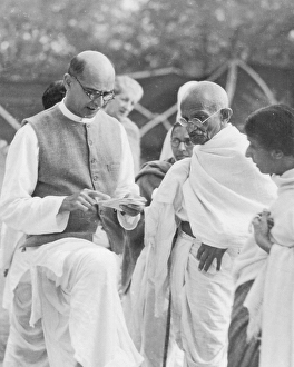 Secretary Mahadev Desai reading out a letter to Mahatma Gandhi from the British Viceroy, Mumbai, Maharashtra, India, Asia, April 1939, Asia
