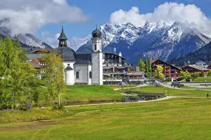 Seekirchl on the edge of the village with the Karwendel mountains