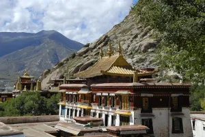 Sera Monastery, temple with a golden roof