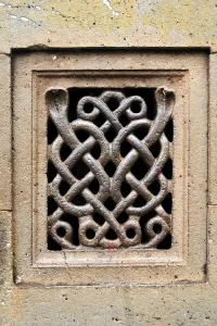 Serpent design lattice work jali
