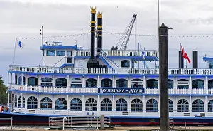 Ships, sailors and launches in Hamburg harbour at the Speicherstadt