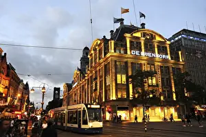 Shopping centre De Bijenkorf at Damrak