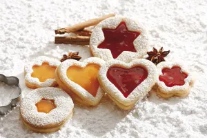 Short pastry jam cookies, star anise and cinnamon sticks