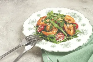 Shrimp salad with arugula and cherry tomatoes