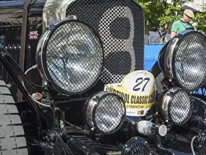Side-front view of the headlights of the Bentley Special Speed 8 with starting number 27