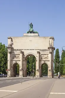 Siegestor in LeopoldstraBe in Schwabing