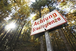 Sign in a forest in autumn, Achtung Staatsgrenze