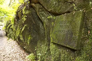 Signpost to the old WeiBer Felsen quarry in a wall