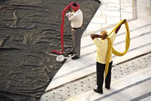 Sikh devotees tying their Pag or head gear in the compound of Sachkhand Saheb Gurudwara in Nanded