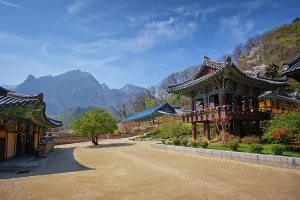 Sinheungsa Buddhist temple in Seoraksan National Park