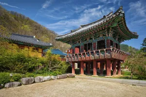 Sinheungsa Buddhist temple in Seoraksan National Park