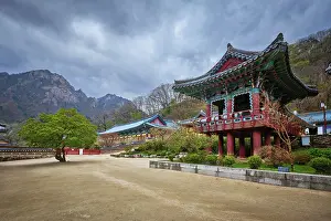 Sinheungsa Buddhist temple in Seoraksan National Park