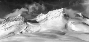 Three ski tourers in the Stuor Reaiddavaggi valley