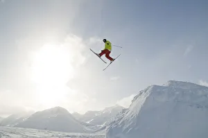 Skier in front of the sky and the sun