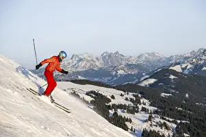Skiers, downhill Hohe Salve, back Loferer Steinberge