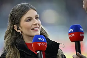 SKY presenter reporter Mara Mones in an interview microphone Mikro Logo iPortrait smiles soccer Bundesliga